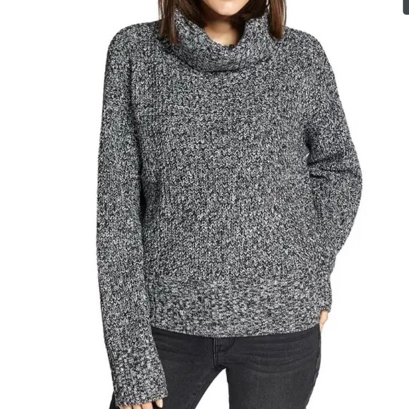 Urban Outfitters Sweaters - Urban Outfitters Light before dark sweater